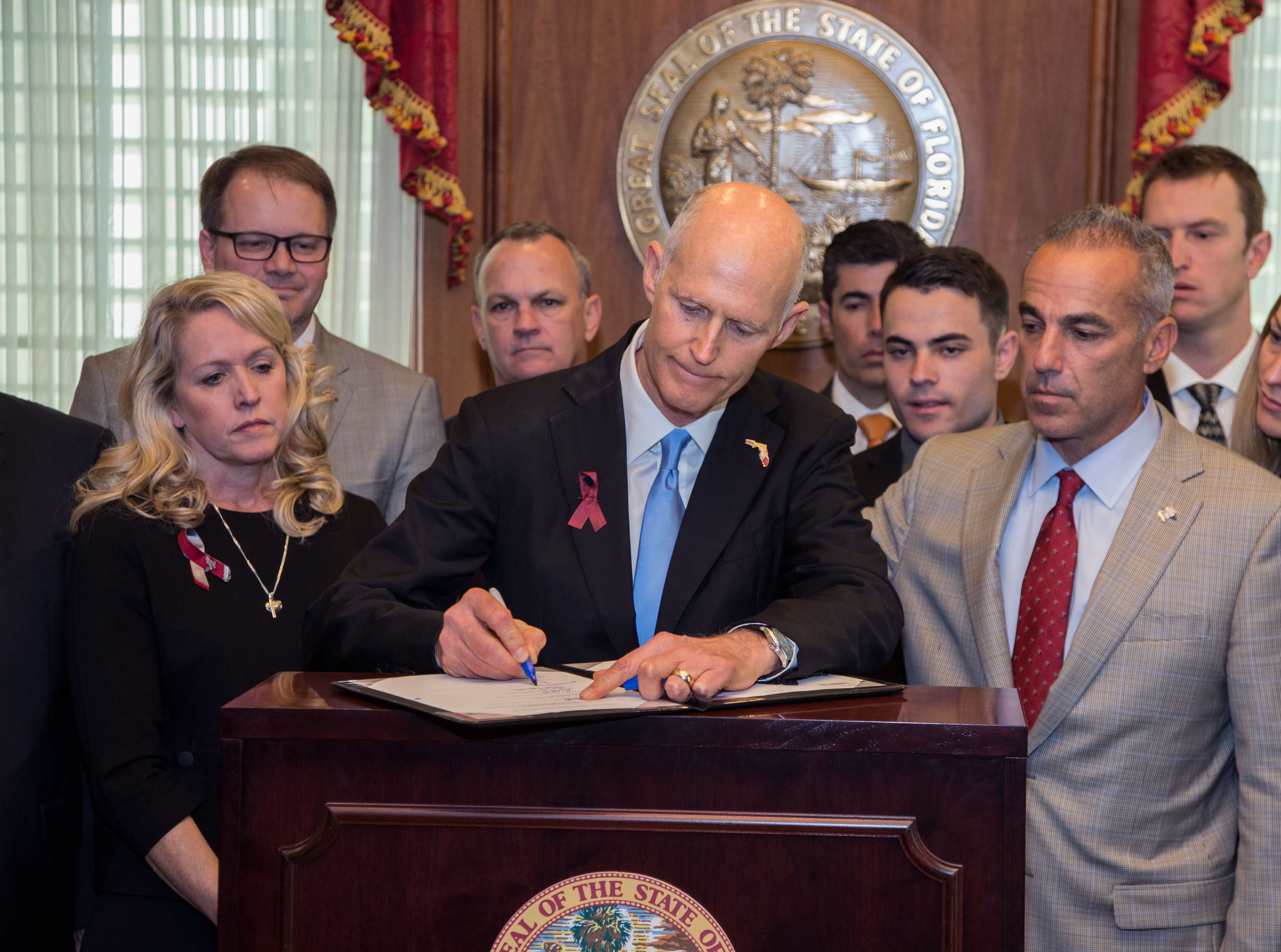Gobernador de Florida promulga ley de control de armas