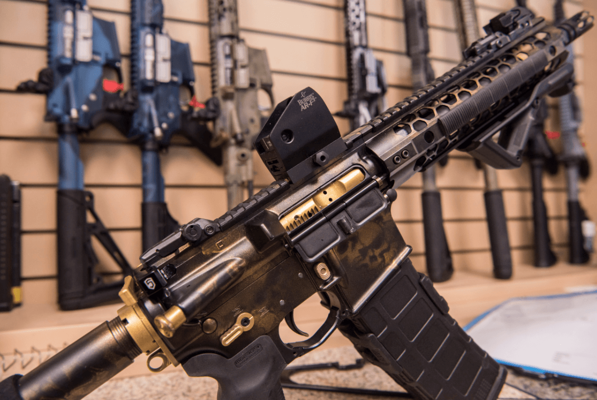 Dueno de armería negó vender rifle AR-15 a agresor de Florida
