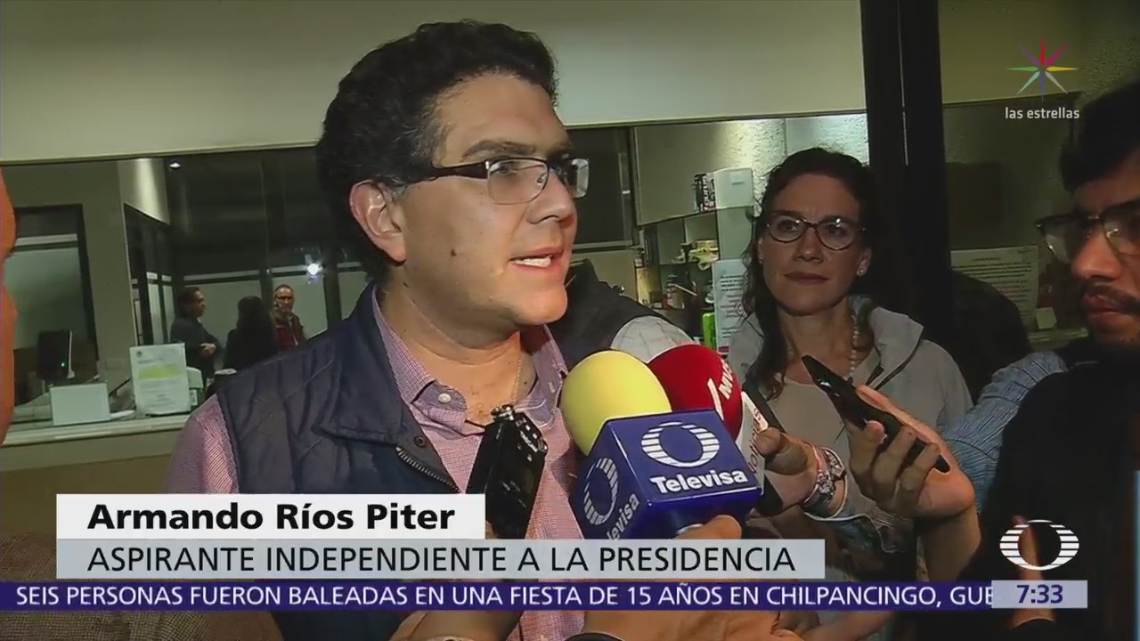 Ríos Piter entrega al INE solicitud de registro como candidato presidencial independiente