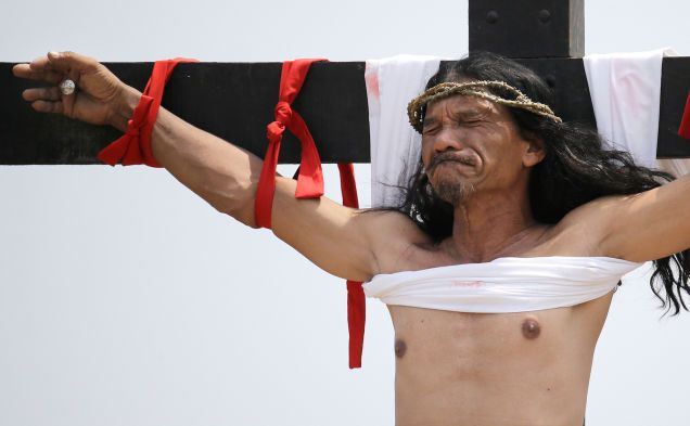 Pintor filipino se crucifica desde hace 32 años
