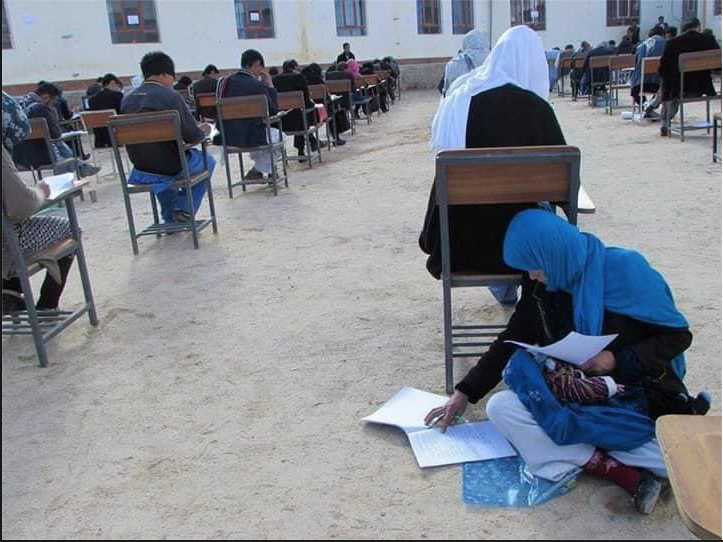 joven-madre-bebe-examen-universidad-afganistan