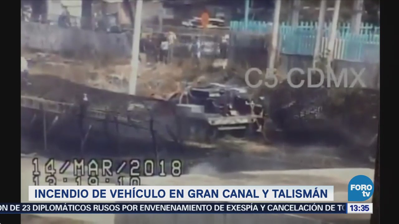 Se incendia auto en Gran Canal y Tailsmán, San Juan de Aragón