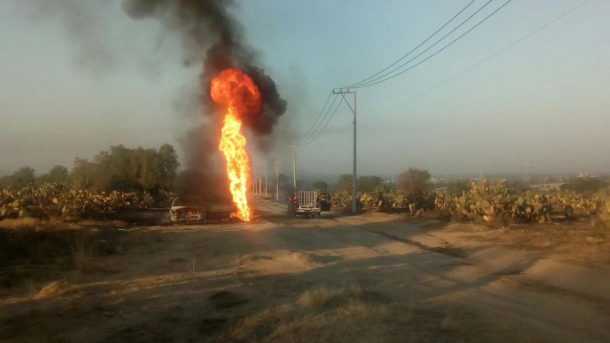 Se incendia ducto de Pemex en Axapusco