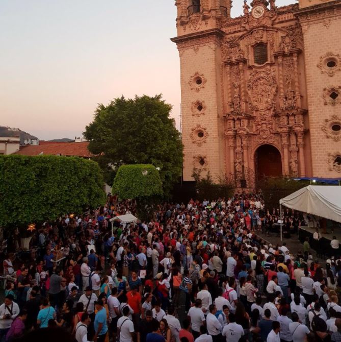 Procesión de los Cristos recorre casi 10 kilómetros en Taxco, Guerrero