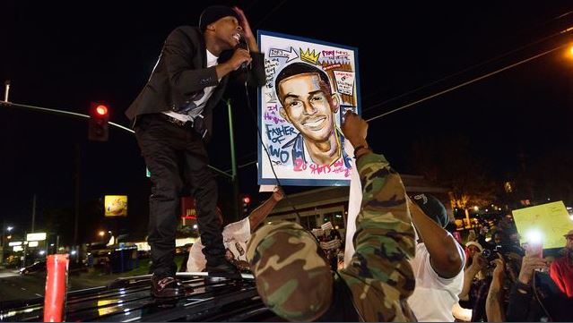 Protestas en Sacramento tras autopsia de negro muerto por policías