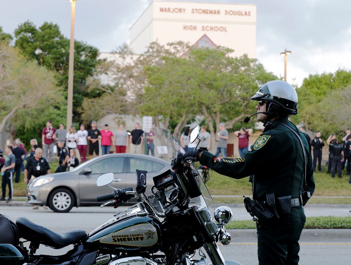 Suspenden a dos policías por acudir a tiroteo de Florida sin permiso. (Archivo/AP)
