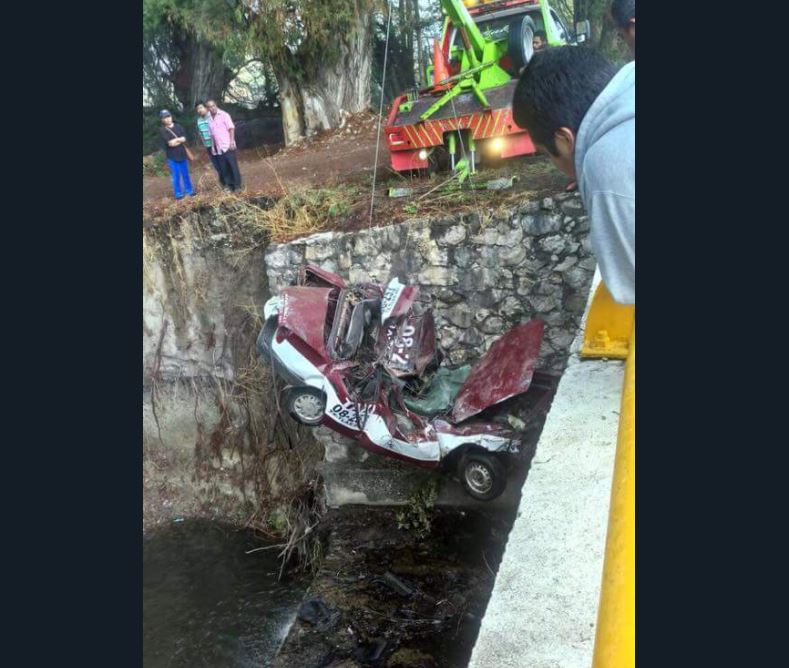 Taxi cae de un puente en región mixteca de Oaxaca; hay un lesionado