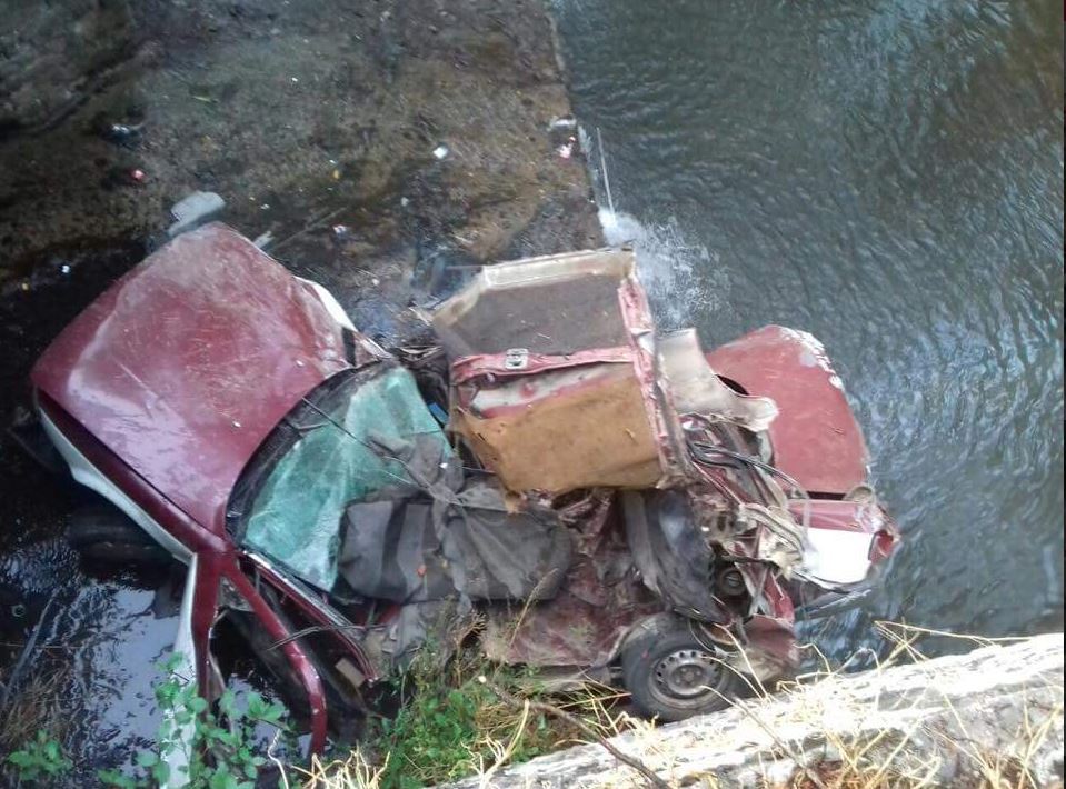Taxi cae de un puente en región mixteca de Oaxaca; hay un lesionado 
