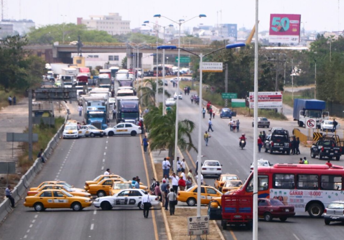 Taxistas bloquean entradas a Villahermosa en protesta contra servicio de Uber