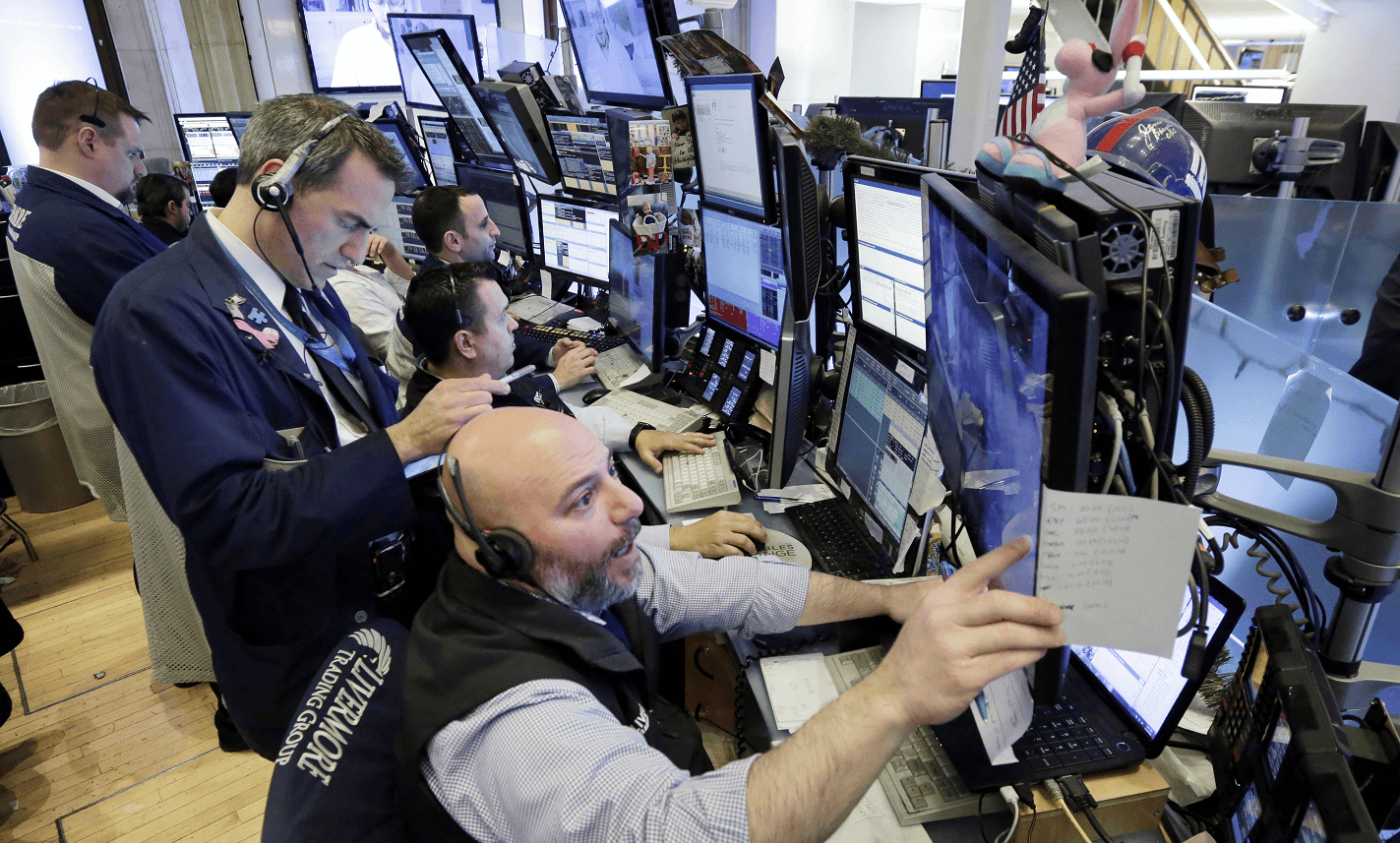 Wall Street cierra baja; pesan tecnológicas y caída del crudo