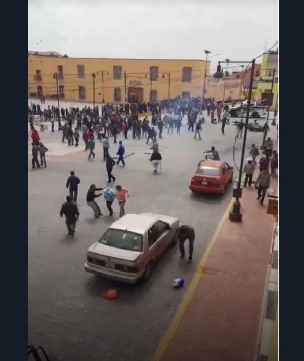 Habitantes y policías se enfrentan en Ixtenco, Tlaxcala; hay varios lesionados