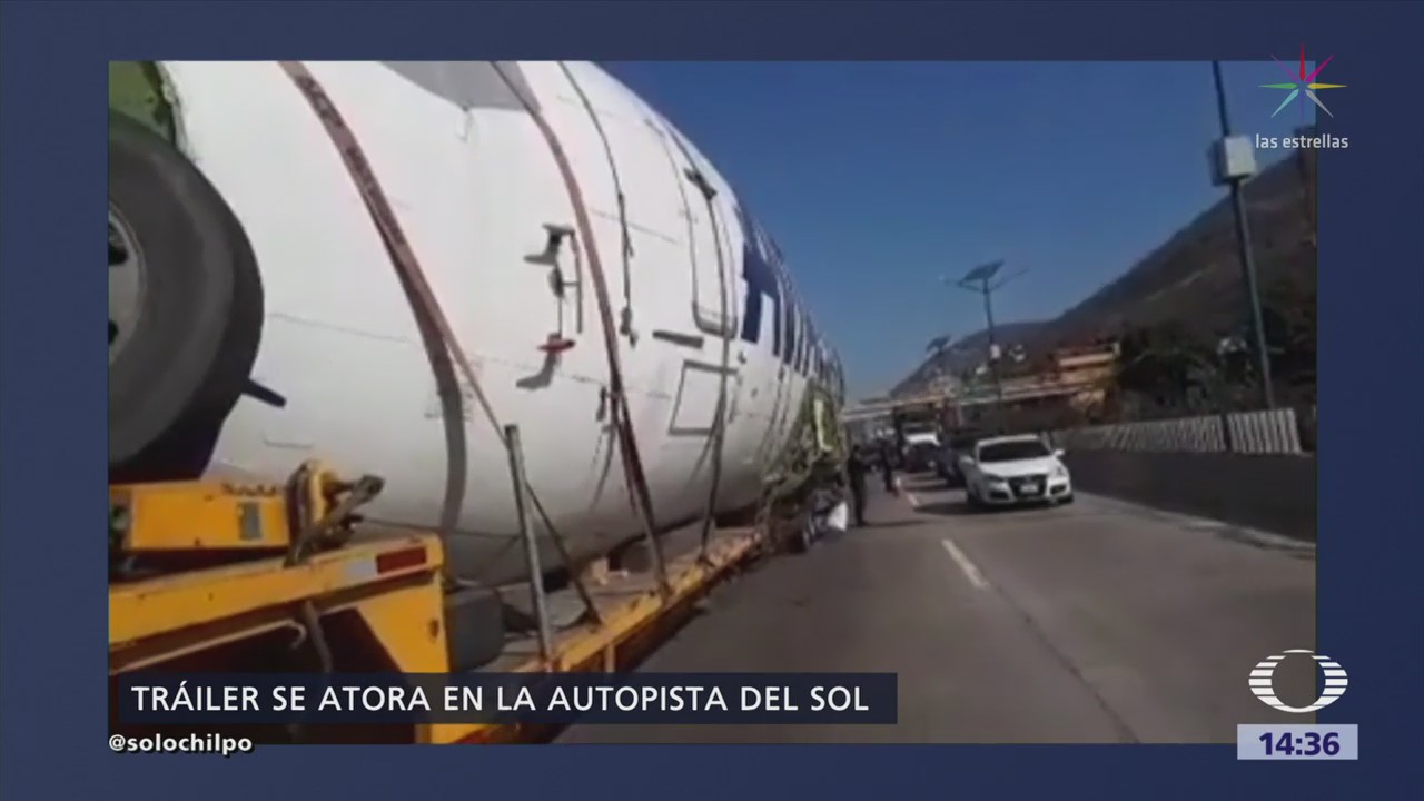 Tráiler Queda Atorado Bajo Puente Autopista Del Sol