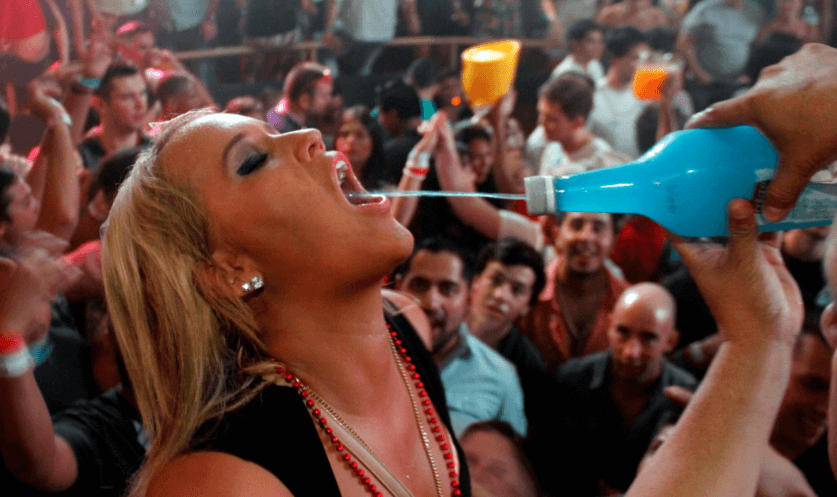 EU alerta a turistas sobre posible alcohol adulterado en hoteles de Mexico