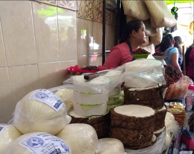 turistas acuden a los mercados de oaxaca para conocer la comida