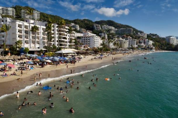 Turistas disfrutan de las playas en Puerto Vallarta