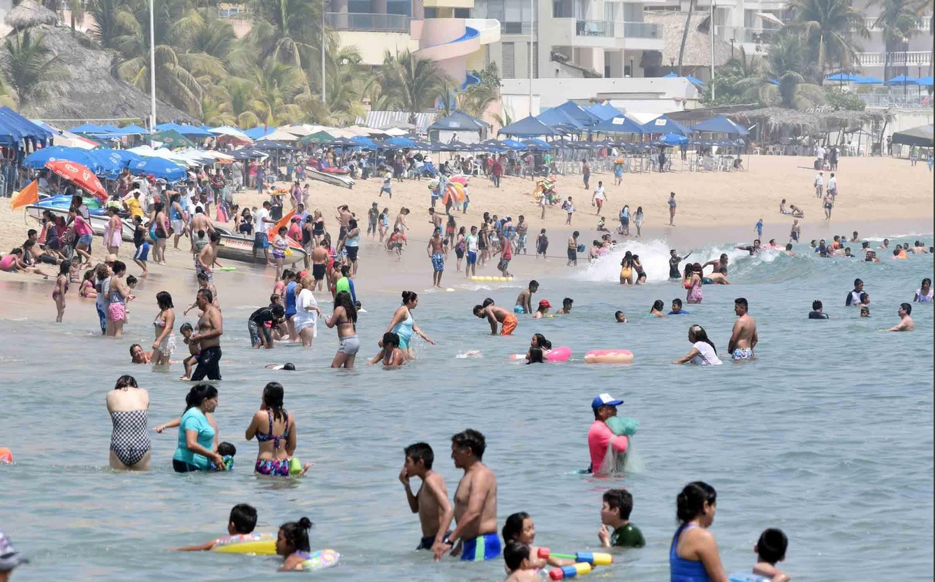 Turistas abarrotan playas del puerto de Acapulco