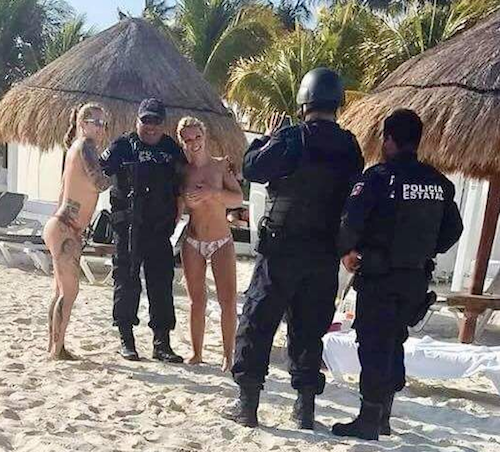 Policías de Cancún posan para fotos con turistas topless