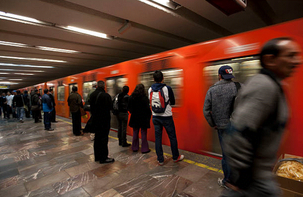 Convoy del Metro Balderas golpea cabeza de usuario en CDMX. (Gettyimages)