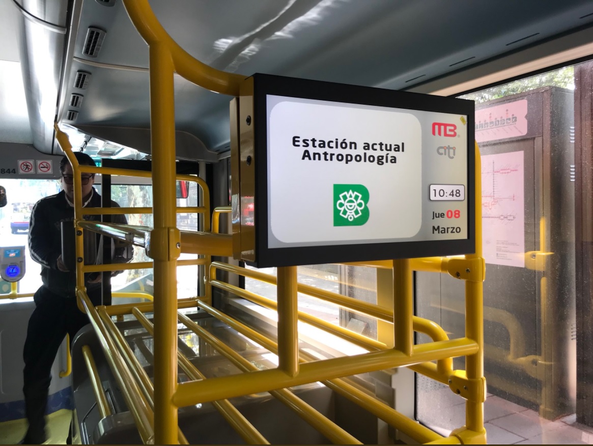 paradas de metrobus entorpecen subida de pasajeros en reforma