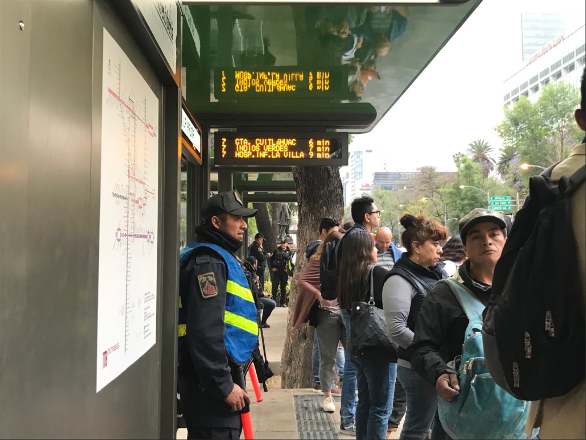 paradas de metrobus entorpecen subida de pasajeros en reforma