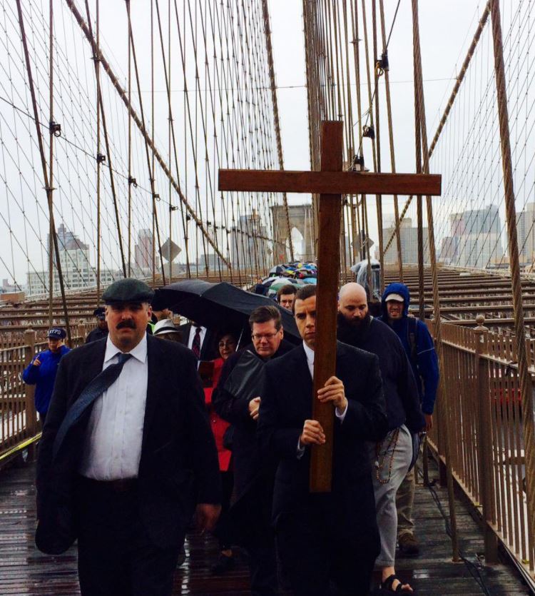 catolicos viacrucis puente brooklyn nueva york,
