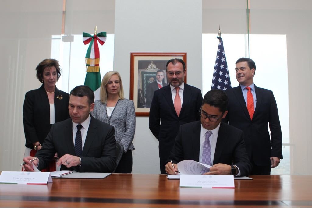 México firma tres acuerdos aduaneros con Estados Unidos