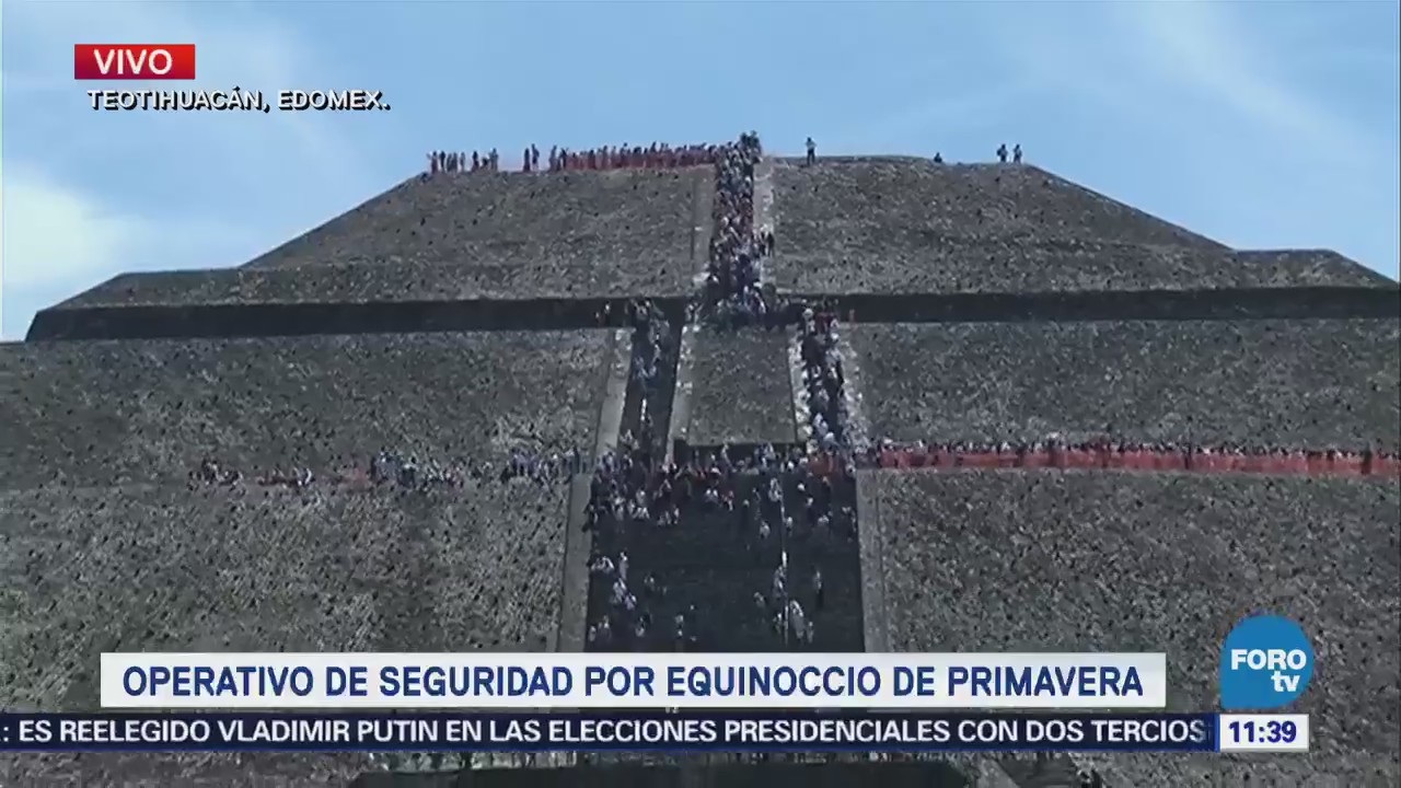 Visitantes inundan la pirámide del sol en Teotihuacán