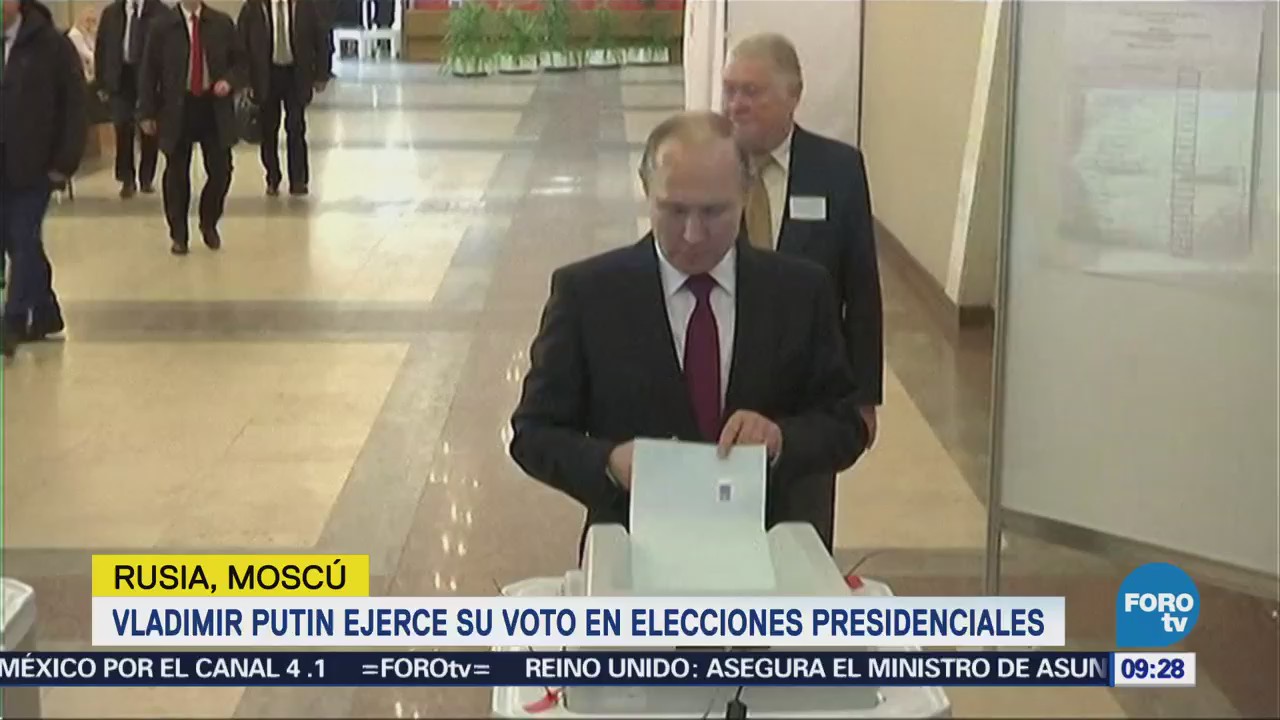 Vladimir Putin ejerce su voto en elecciones presidenciales en Rusia