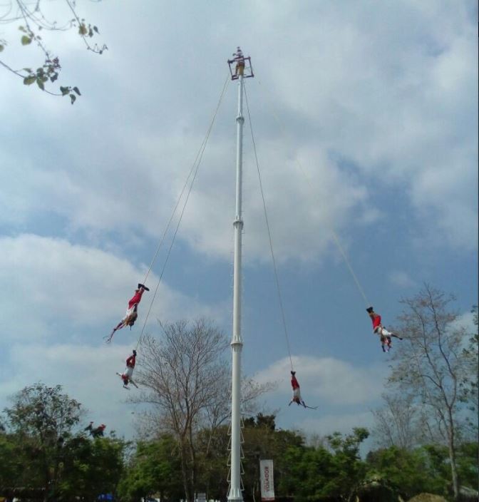 Ritual de los voladores de Papantla engalana la Cumbre Tajín en Veracruz. (Twitter/@VeracruzTurismo)