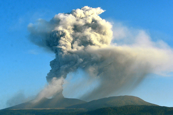 Volcán Shinmoedake de japón despierta y cancela vuelos