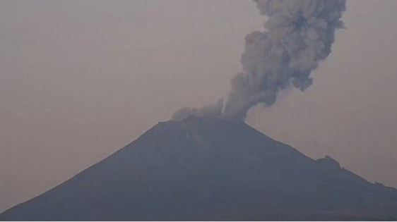 Volcán Popocatépetl emite fumarolas de dos mil metros de altura