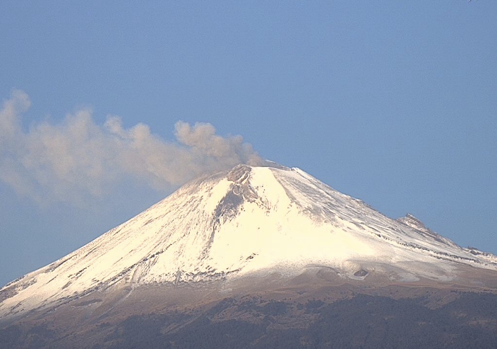 volcan popocatepetl emite fumarola el lunes