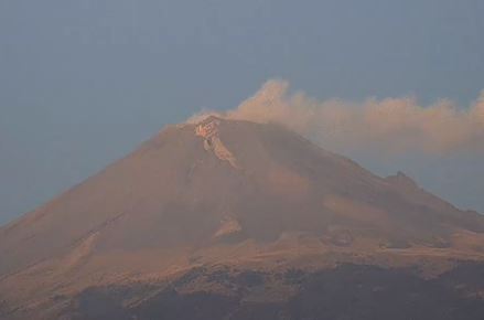 Volcán Popocatépetl emite 65 exhalaciones de baja intensidad