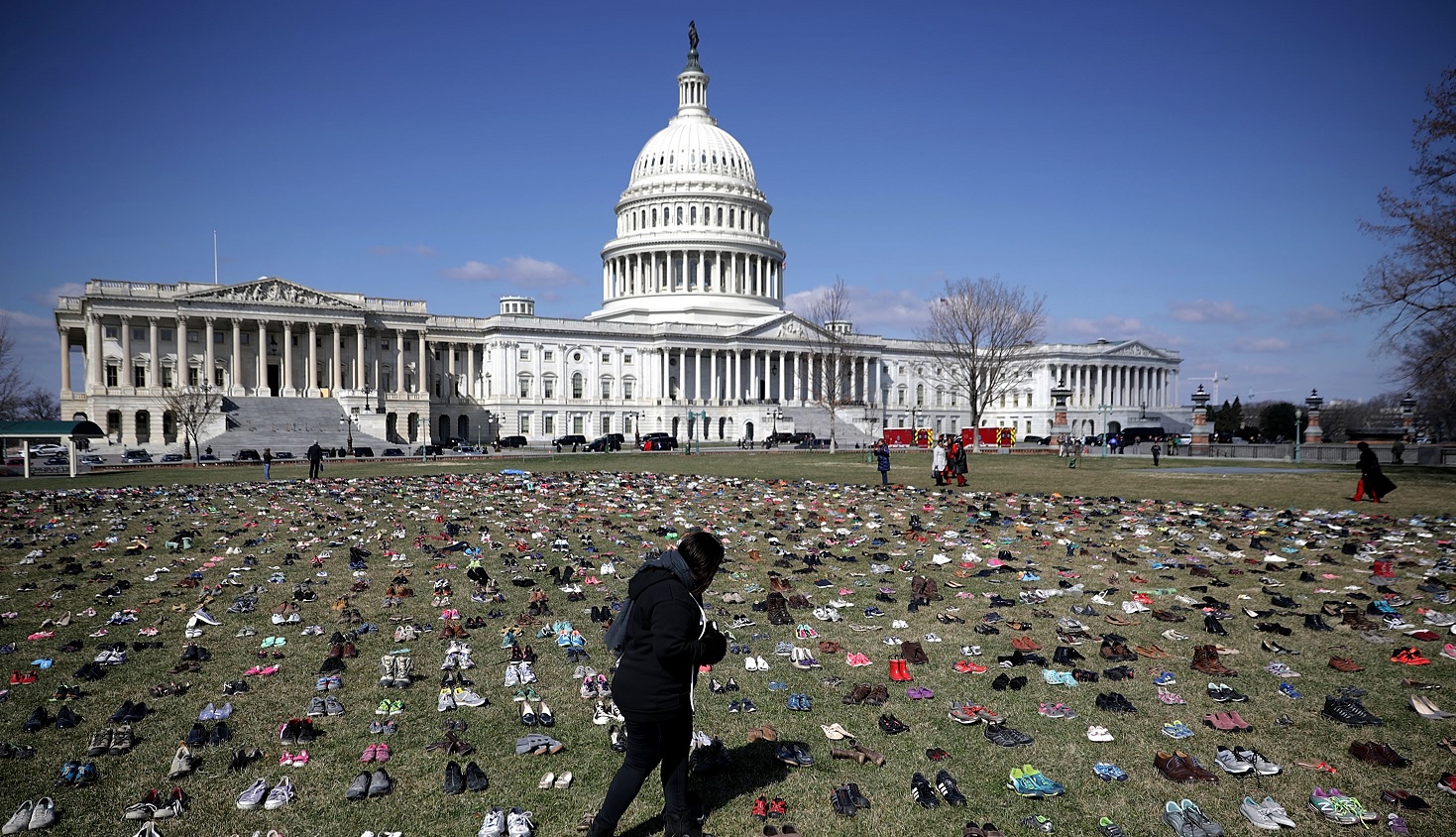Activistas recuerdan con miles de zapatos a víctimas de tiroteos en EU