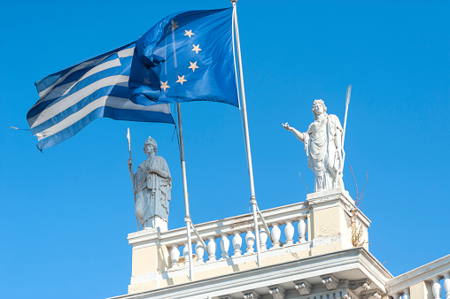 Zona euro aprueba nuevos préstamos a Grecia por 8,300 mdd