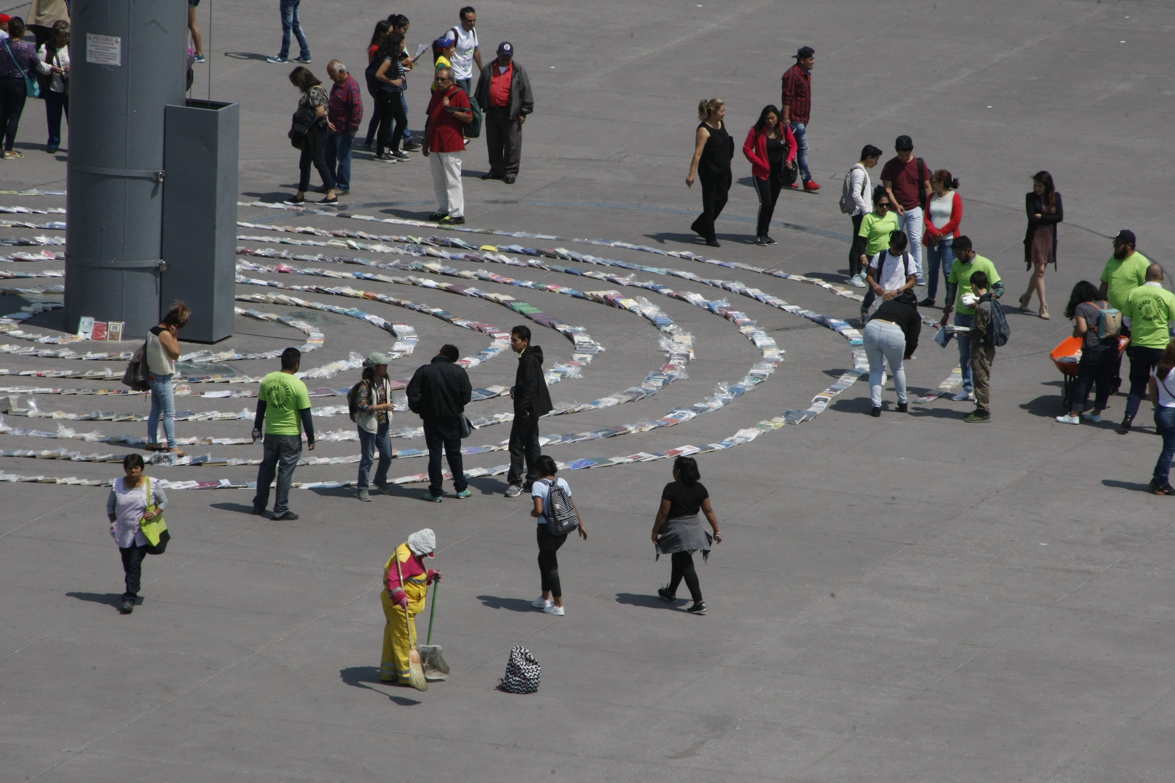 Forman espiral de libros en el Zócalo que serán donados a reclusorios capitalinos