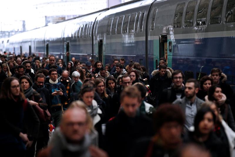 huelgas causan caos ferroviario francia desafiar macron