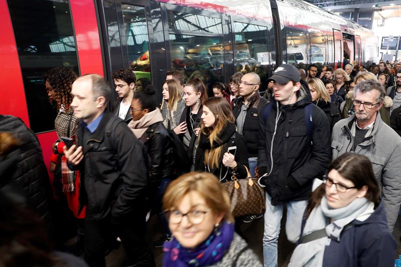 Francia vive segundo día de huelga de trenes con millones de afectados