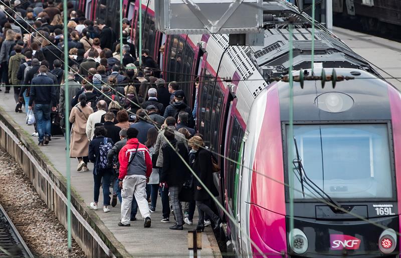 nuevos paros alteran servicios tren y vuelos francia