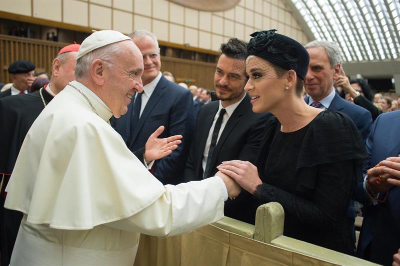 El papa saluda a Katy Perry, Orlando Bloom y Peter Gabriel