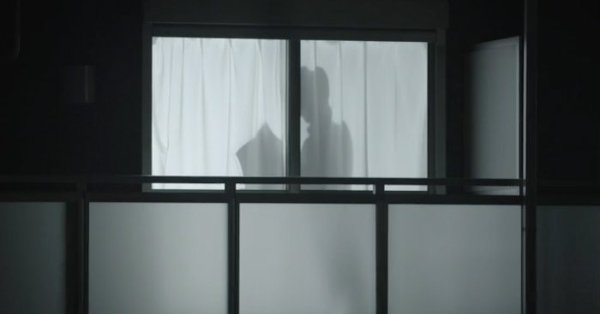 Venden cortina con silueta de hombres para proteger mujeres solas en Japón