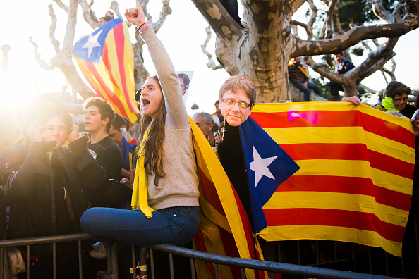 Parlamento catalán avala que Puigdemont delegue su voto