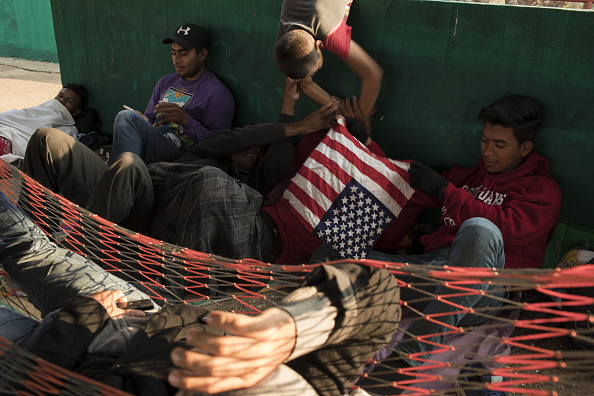 Migrantes esperan al tren 'La Bestia' en Tultitlán, Estado de México