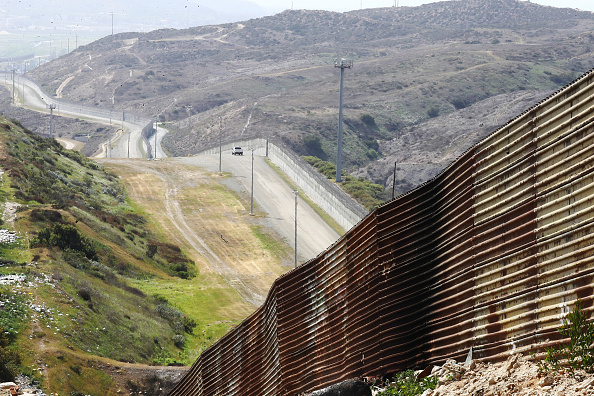 Construcción de muro fronterizo entre México y EU iniciará este lunes