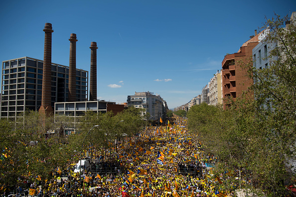 Miles de personas piden libertad para presos del proceso secesionista catalán