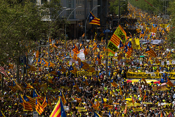 Miles de personas piden libertad para presos del proceso secesionista catalán