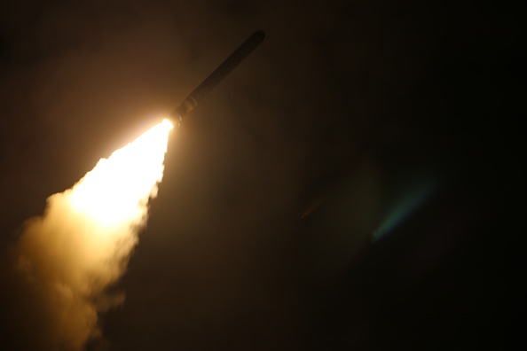 Televisión de Siria reporta ataques con misiles a puestos militares