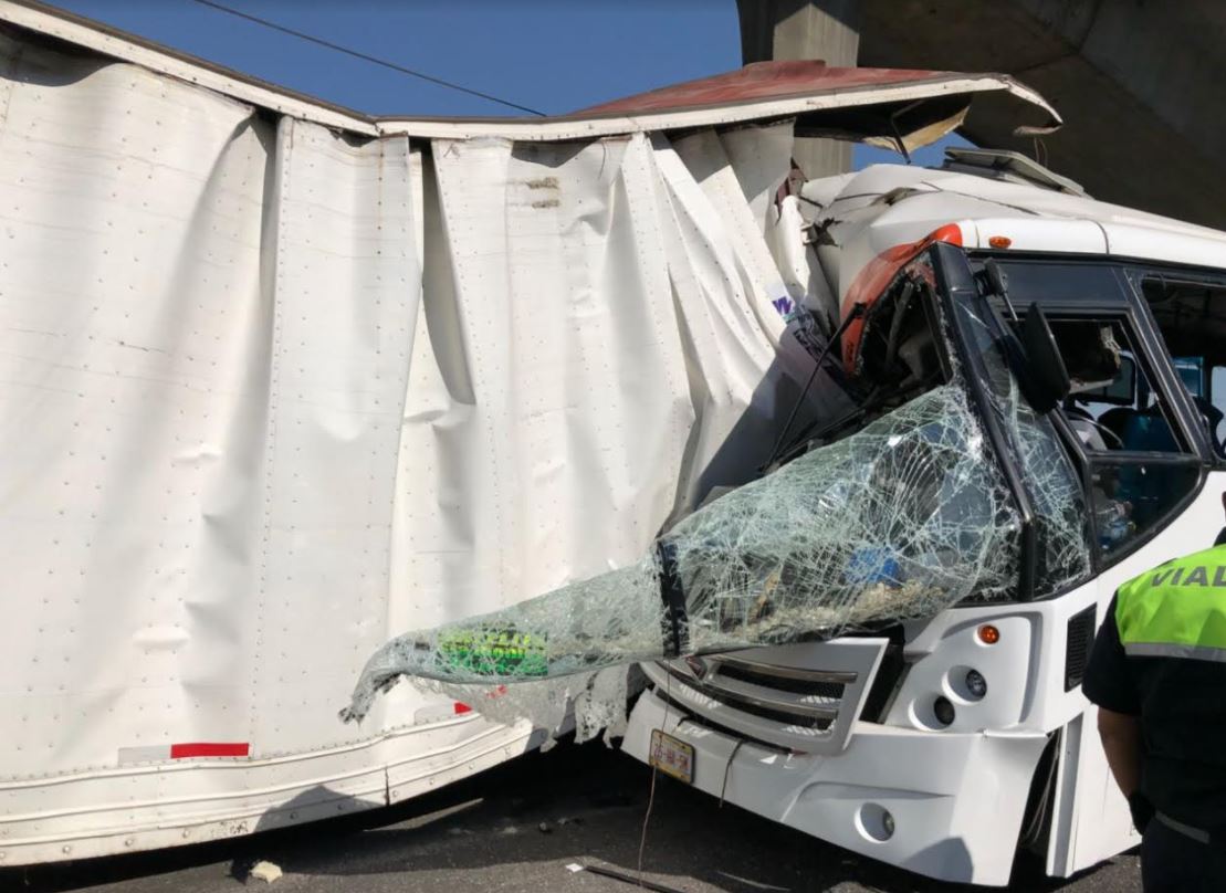 Choque entre camión y tráiler deja 15 heridos en la México-Querétaro