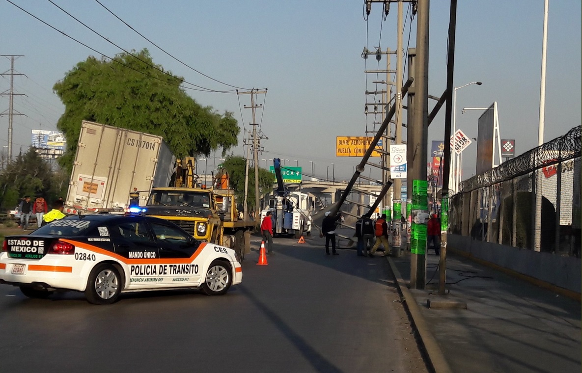 Tráiler provoca apagón en zona industrial en Toluca, Edomex