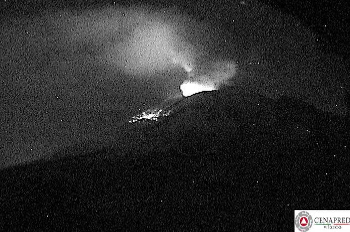Leve explosión en el Popocatépetl lanza fragmentos incandescentes